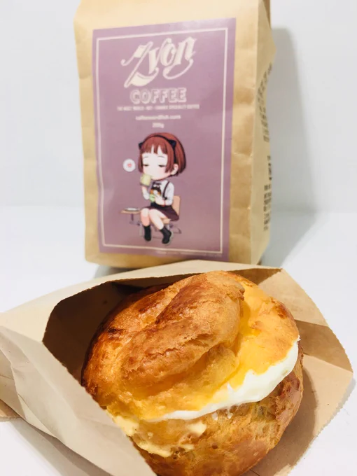 コラボフードのストロベリーシューをいただきましたー。んまーい。 