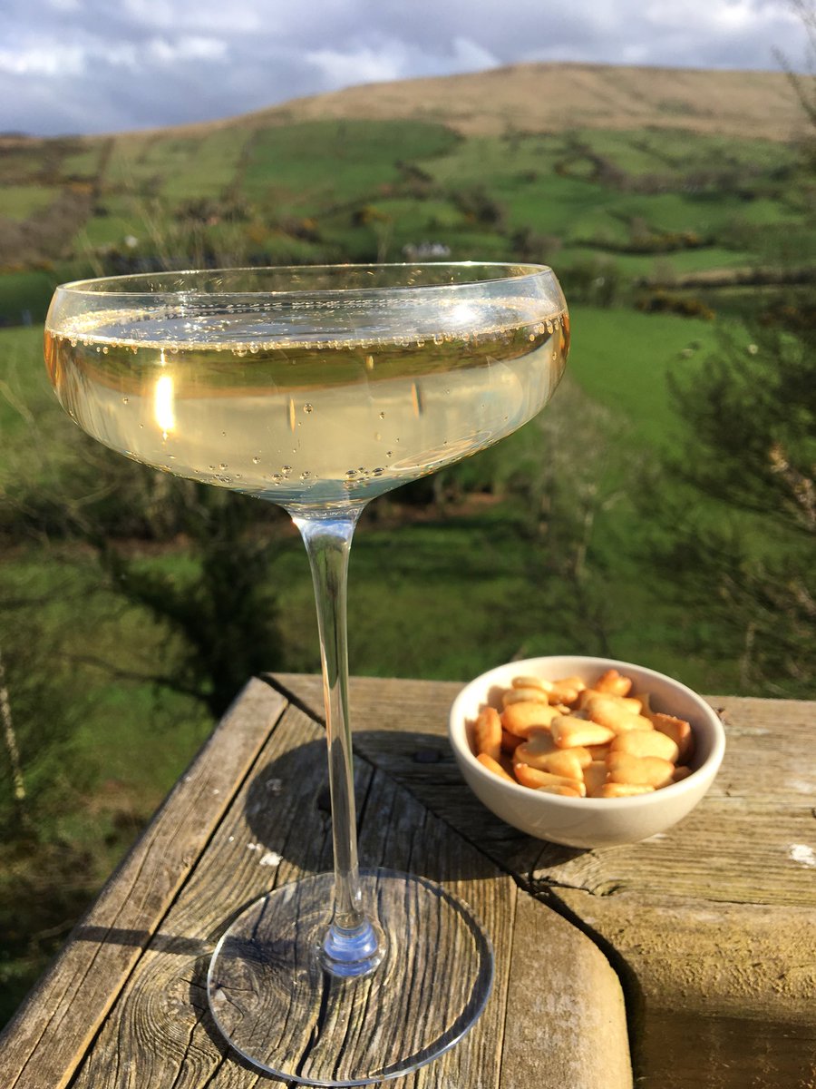 thewomanextdoor's tweet photo. #fridaynight #apero Cheese savouries & #prosecco with my #homemade #strawberry & #vanilla #vodka for the win. #sunshine #aperitif #aperitivo #aperoclub https://t.co/t3eR8iFYrw