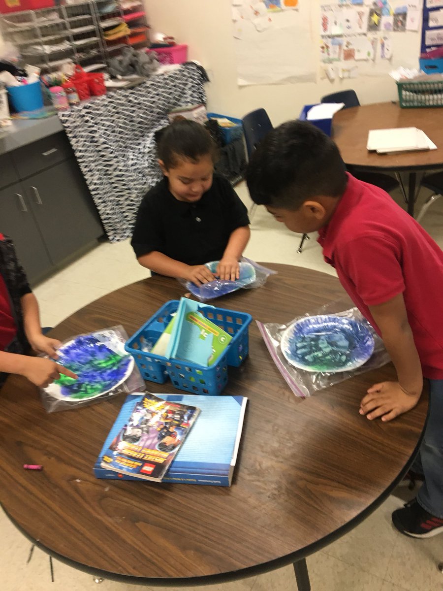 LFeldman_PHES's tweet photo. Getting Ready to make an Earth Day promise! #ctwpantherpride #rightsideofbrain @ctwpanthers https://t.co/vP2mHIqWCY