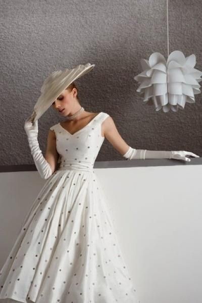 menalombard's tweet photo. What do you say about this 1950's dress, hat, and gloves?

#vintage #woman #fashion https://t.co/mP0dXSjZ3z