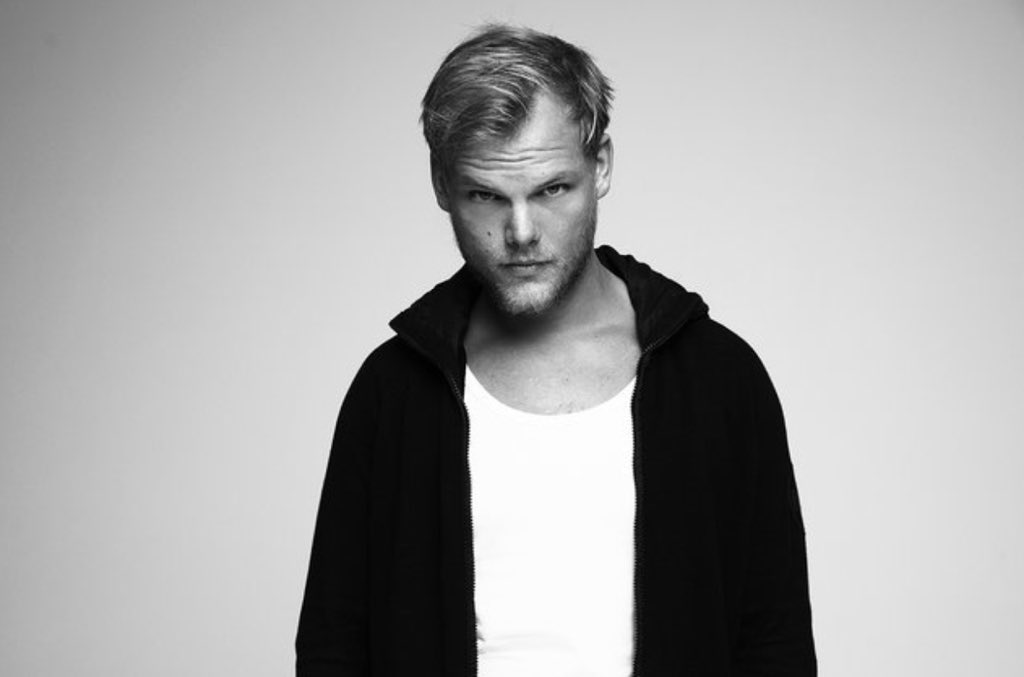 LoMas_40's tweet photo. “Un día dejarás este mundo, así que vive una vida que puedas recordar”, decía Avicii en su canción The Nights. Hasta siempre Avicii ✨🙏🏻
#DepAvicii #RipAvicii 
#MiFindeEsLoMas40 https://t.co/I7TrwgfDGz