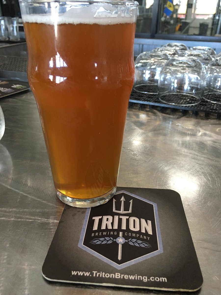 MammaDewey's tweet photo. Blowing minds @TritonBrewing by ordering something different #PaleSplitterAPA #changingitup https://t.co/9lRf8BrlXk