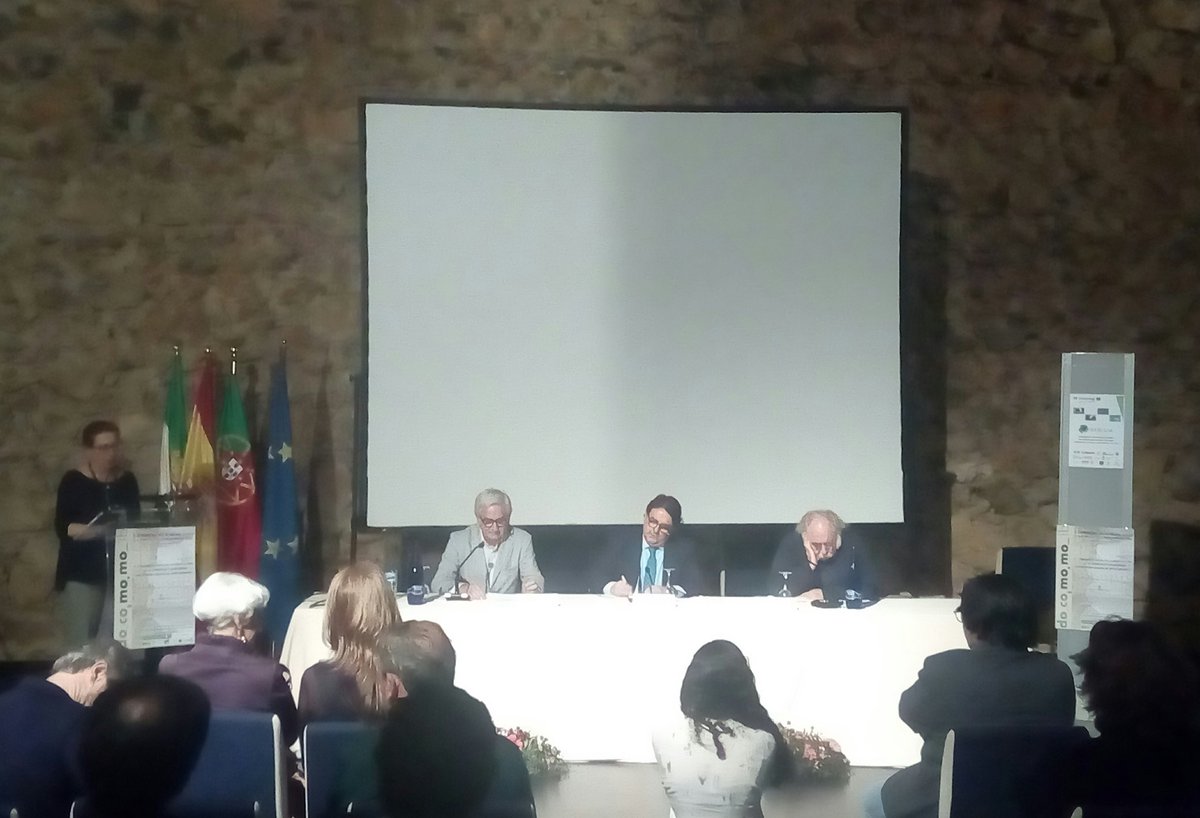 xdocomomo2018's tweet photo. Acto de Clausura del X Congreso DOCOMOMO Ibérico 🇪🇸🇵🇹
#xdocomomoib #arquitectura #architecture #docomomo #movimientomoderno #construcción #cultura #cáceres #badajoz #pueblos #portugal #Extremadura https://t.co/1ccaq6NtNG