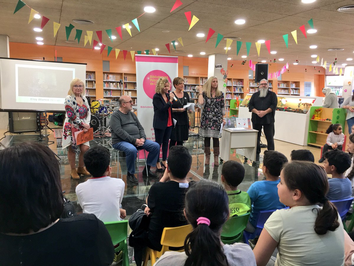 meritxellroige's tweet photo. A la @bibliotecamd donem el tret de sortida del Sant Jordi a #Tortosa amb una revetlla cultural #SantJordi18 🌹📚 . Gaudim dels llibres i la cultura com a eina de cohesió social. @DolorsQueralt https://t.co/whGYmKL1Bf