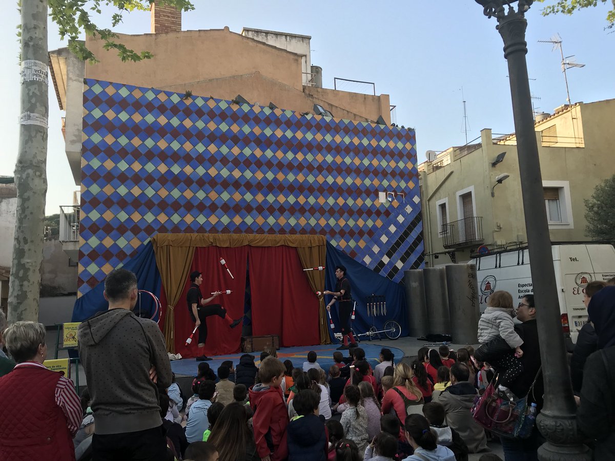 mcponsa's tweet photo. The CircPàtics omple de petits la plaça #MalgrART18 https://t.co/6aqcPJl8OU