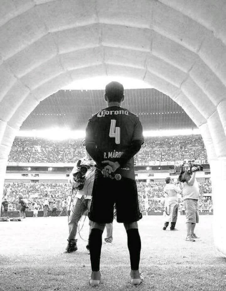 ivan_jsi's tweet photo. #BuenViernes, se despide un grande del monumental #EstadioJalisco...Gracias @RafaMarquezMX por tantas alegrías, tanto esfuerzo, por dejar el corazón siempre por @miseleccionmx y @atlasfc. https://t.co/BHS5AK5u2v