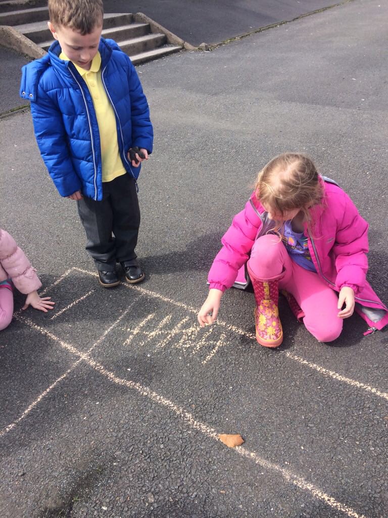 netherthirdps's tweet image. Primary 1 had fun at the garden collecting stones,sticks and leaves. They then counted how many they had collected and put the information into a tally chart. @EANumeracy  @eaclost