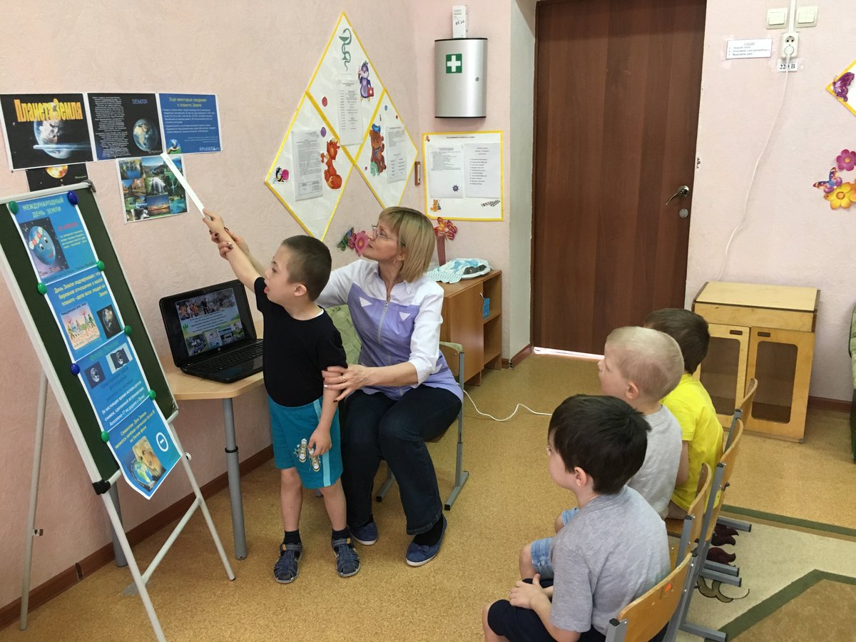 Воспита 2 ая. Игры в детском саду. Дети дошкольного возраста. Педагог и дети. Дети в детском саду.