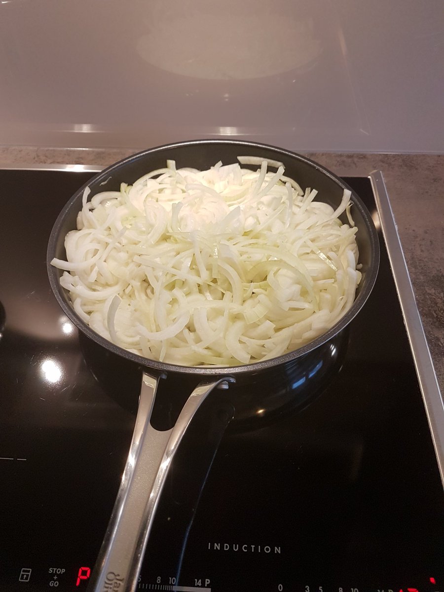 Dude_Lind's tweet photo. Zu den Käsespätzle gibt's 1kg feinste Zwiebeln à la Tobi. Schön mit #Weißherbst abgelöscht und goldbraun durchgezogen. Lasset das ungezügelte Fressen beginnen! #Guude https://t.co/srdS47AXcZ