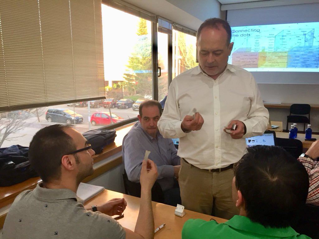 En #i40VALL vemos productos diseñados por Ángel Ybáñez, que incorporan muchas de las tecnologías emergentes de las que se ha aprendido mucho en este Máster. Gracias a estos productos conectados las compañías pueden desarrollar nuevos modelos de negocio <a href="/cam_valladolid/">Cámara de Valladolid</a> <a href="/FomAlumni/">FomAlumni</a>
