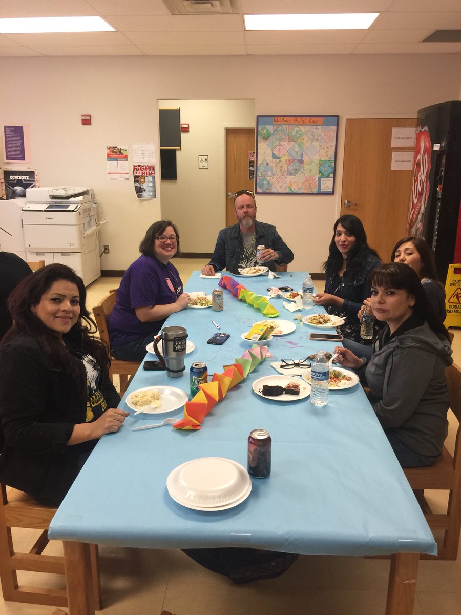 bgsoria15's tweet photo. Cool moments at the FME potluck! #tostada #FMEPride https://t.co/2tgW6Fb6xK
