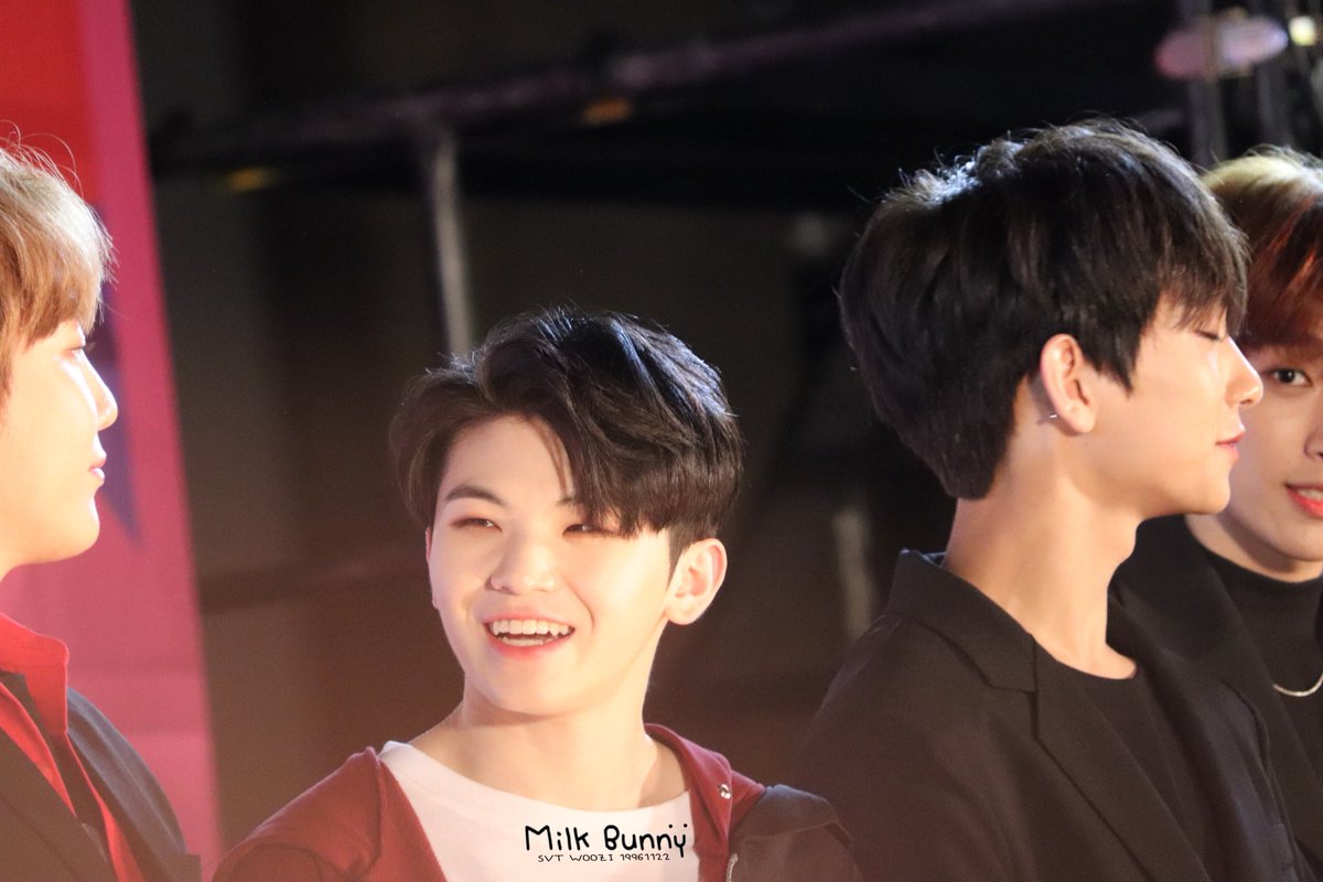 WooziBrasil's tweet photo. [#HQ] 14.04.18: Woozi no Red Carpet e M&amp;G da K-CON Japão 2018
|Cr: MilkBunny96| https://t.co/2mqFICLazD