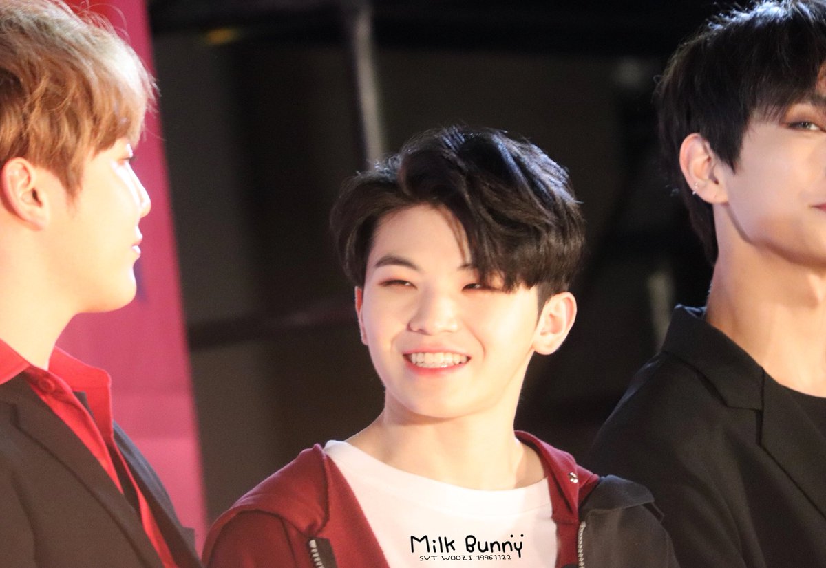 WooziBrasil's tweet photo. [#HQ] 14.04.18: Woozi no Red Carpet e M&amp;G da K-CON Japão 2018
|Cr: MilkBunny96| https://t.co/2mqFICLazD
