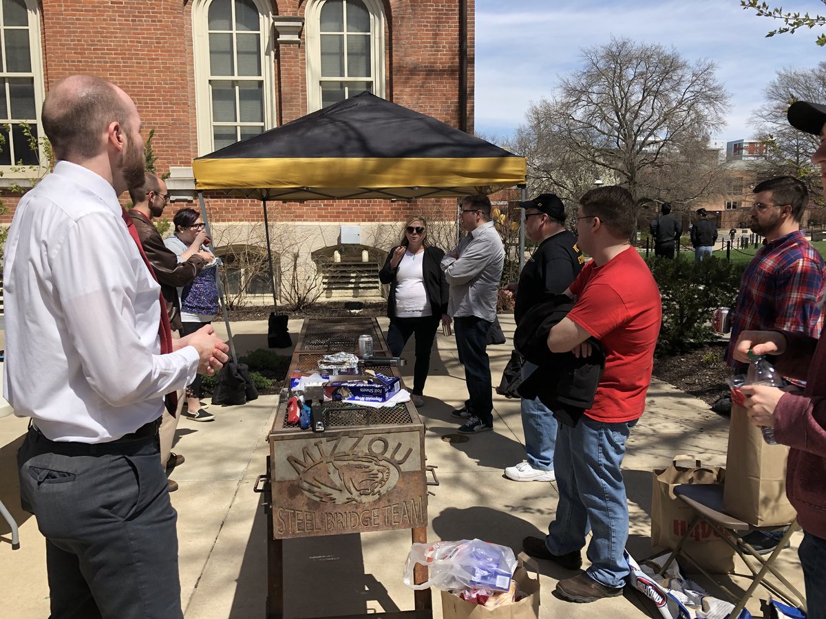 MizzouComm's tweet photo. There’s still time to get free hot dogs, chips, and drinks next to Switzler to wrap up #CommWeek18 come on out! We’re here until 2 https://t.co/kw4vCuu5rA