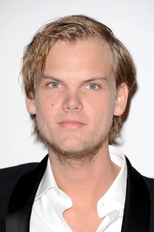 ecuavisa's tweet photo. #ÚLTIMAHORA El célebre #DJAvicii muere a los 28 años ➡️  https://t.co/DL7d8KuftS https://t.co/4TgD86J9uM