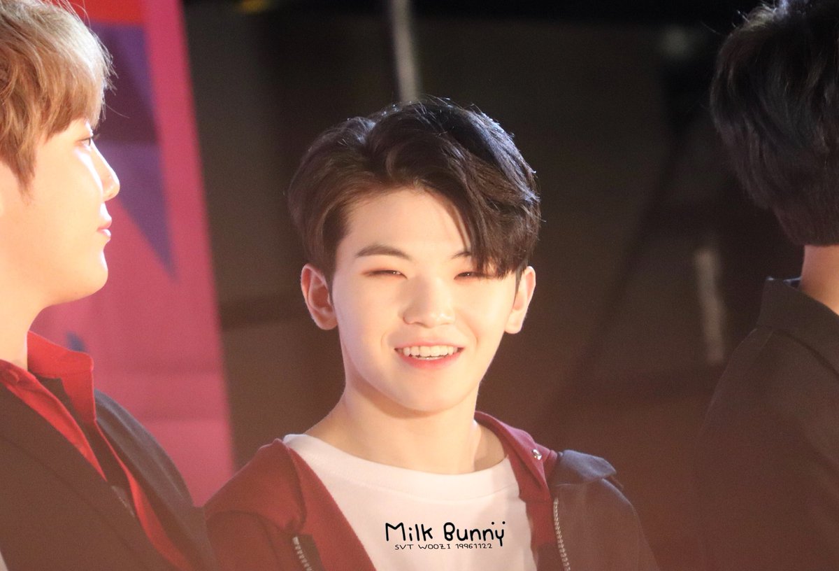 WooziBrasil's tweet photo. [#HQ] 14.04.18: Woozi no Red Carpet e M&amp;G da K-CON Japão 2018
|Cr: MilkBunny96| https://t.co/2mqFICLazD