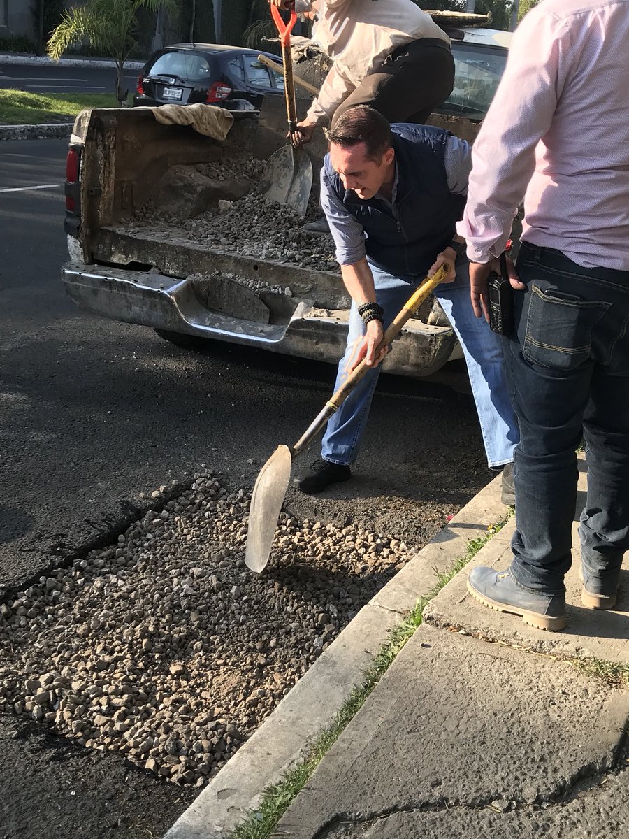 Ichacon23's tweet photo. Gracias @AdrianRubalcava por ayudarnos con cosas tan sencillas pero que hacer grandes diferencias...!! Por eso has sido el mejor delegado que hemos tenido...!! https://t.co/4qvdFLUyrE