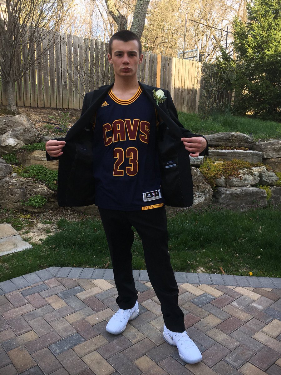 TwoMANLEY4u's tweet photo. Senior Prom #Goat #WhateverItTakes https://t.co/n6cSoNjKLt
