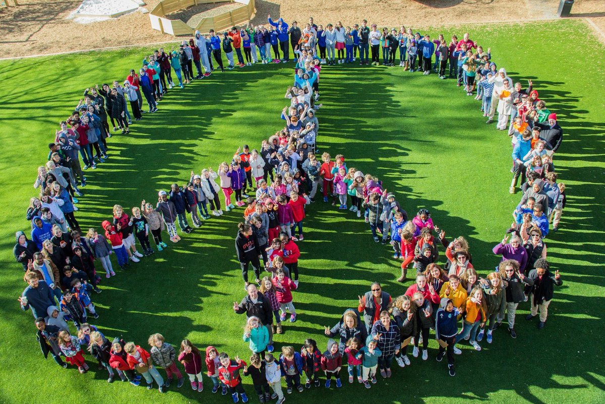 Students @sheridandc gathered this morning in a call for peace. #nationalwalkoutday @SheridanHOS