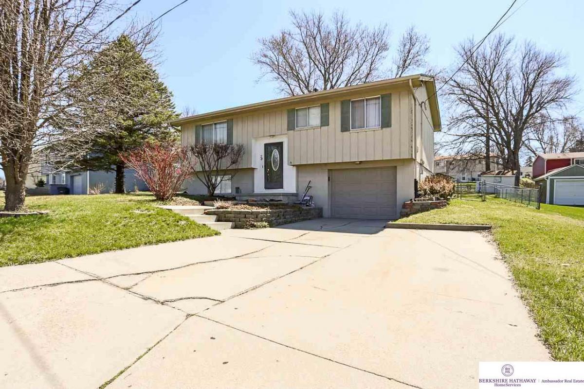See a virtual tour of my newest #listing 28 Countryside Drive #Treynor #IA  tour.circlepix.com/home/ZGD4RU