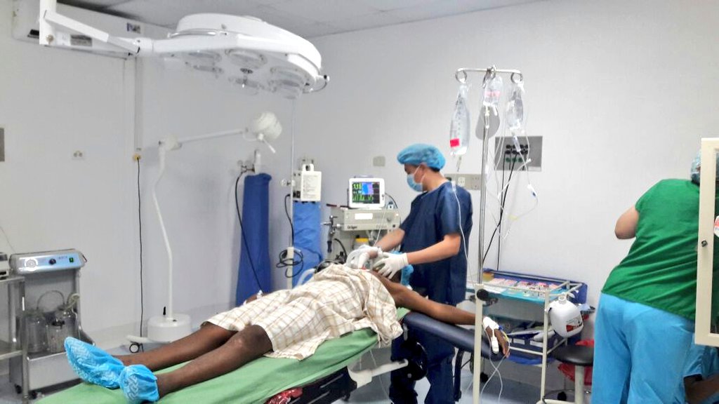 SaludImbabura's tweet photo. #Ibarra [IMPORTANTE] Un cirujano y un anestesiólogo del hospital San Vicente de Paúl , se encuentran en la #FronteraNorte con el objetivo de garantizar la atención médica quirúrgica en la ciudad de San Lorenzo dentro de la contingencia por eventos antrópicos. https://t.co/vop0pSVOky