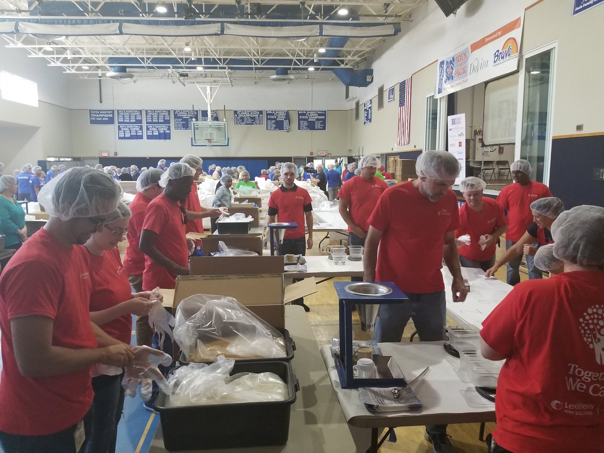 fabius_sarah's tweet photo. @LexisNexisRisk Awesome ReCares event! #foodforthepoor #jointhepack2018 https://t.co/Fdv2aG9Z21