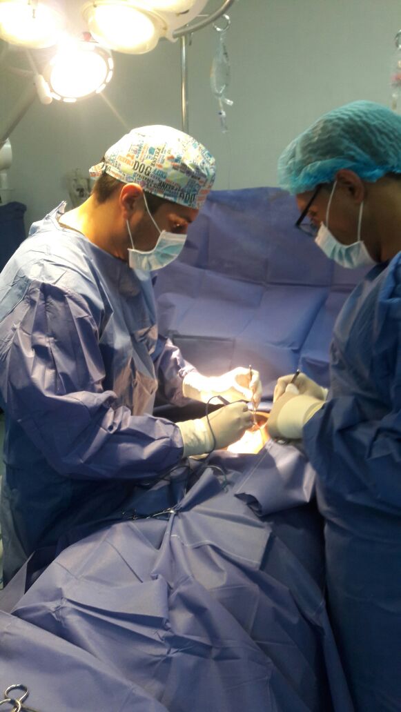 SaludImbabura's tweet photo. #SaludFronteraNorte | Médicos del hospital San Vicente de Paúl de Ibarra y San Luis de Otavalo (cirujano, anestesiólogo y traumatólogo) asistieron en San Lorenzo a menor de edad. Realizaron laparotomia explotatoria + apendicectomía con resultados positivos luego de esta cirugía. https://t.co/vBMDkyOW7t