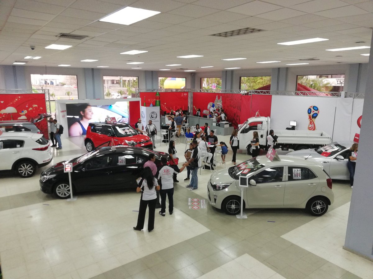 VeranoAutoShow's tweet photo. ¡Acompáñanos en el #VeranoAutoShow2018! Primer día lleno de emoción con muchas marcas para que   compres el auto de tus sueños. https://t.co/EkIYJViVIO