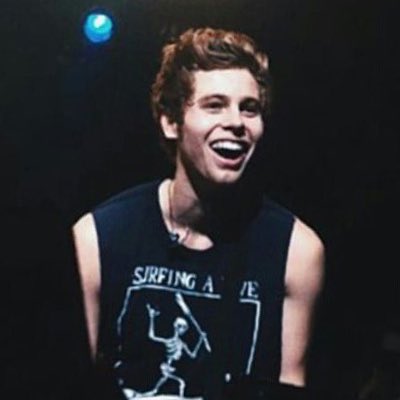 all5SOSposts's tweet image. i’m not crying... well, yes i am