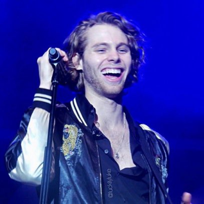 all5SOSposts's tweet image. i’m not crying... well, yes i am