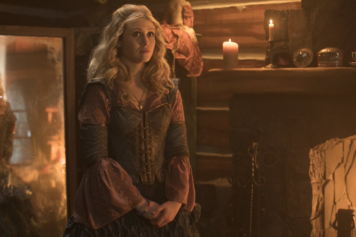 OnceABC's tweet photo. An all new chapter of #OnceUponATime starts now. Retweet if you’re watching! https://t.co/zprbB3DFcs