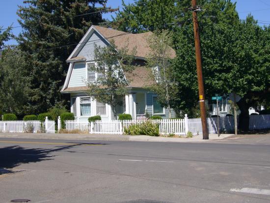 ShastaCascade's tweet image. Sunrise Motel | Mountain Views • Guest House • RV Park | 530.279.6261 #Modoc #California