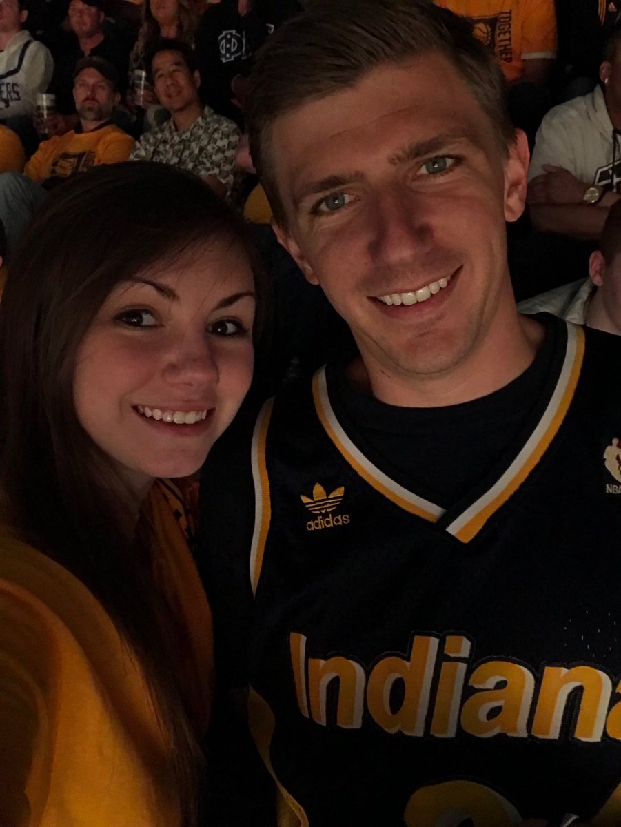 ChelseaHunterIU's tweet photo. Pacers game. Gold out. @Pacers https://t.co/wUIDVASGdu