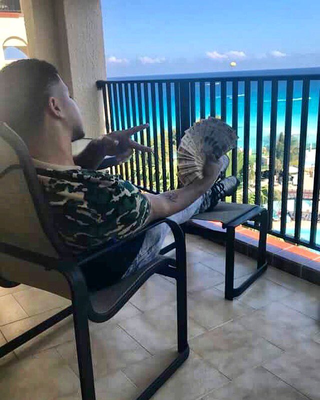 2RICHENT_CEO's tweet photo. #Cancun #Pesos #Mehico 🇲🇽🥂 https://t.co/T4I0OlbjYy