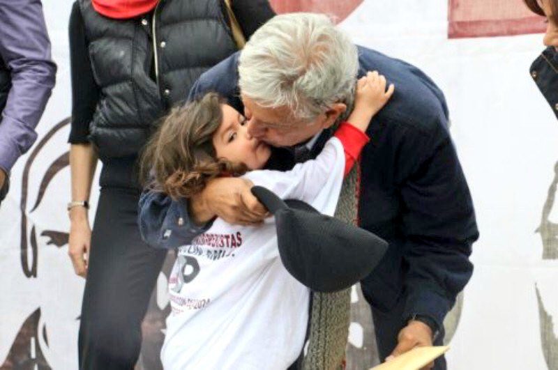 Quintana_Troll's tweet photo. 📌Ustedes expondrían así a sus hijos?
🎯Todo le puedo perdonar a #AMLO menos que exponga y denigre así a los niños. Maldito #Pedofilo enfermo. 
😡Y que vengan los chairos a defender esta bajeza, pero antes que piensen en sus hijos o en sus hermanos menores. https://t.co/HZtqeGODC8