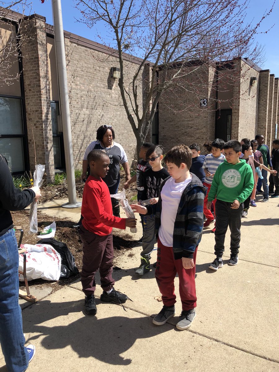 carolyn_allar's tweet photo. Our 3rd graders learned about Earth Day and how they can help the environment. They each got their own tree to take home! #WeAreMuir #milliontreesproject https://t.co/cIYVFou4lJ