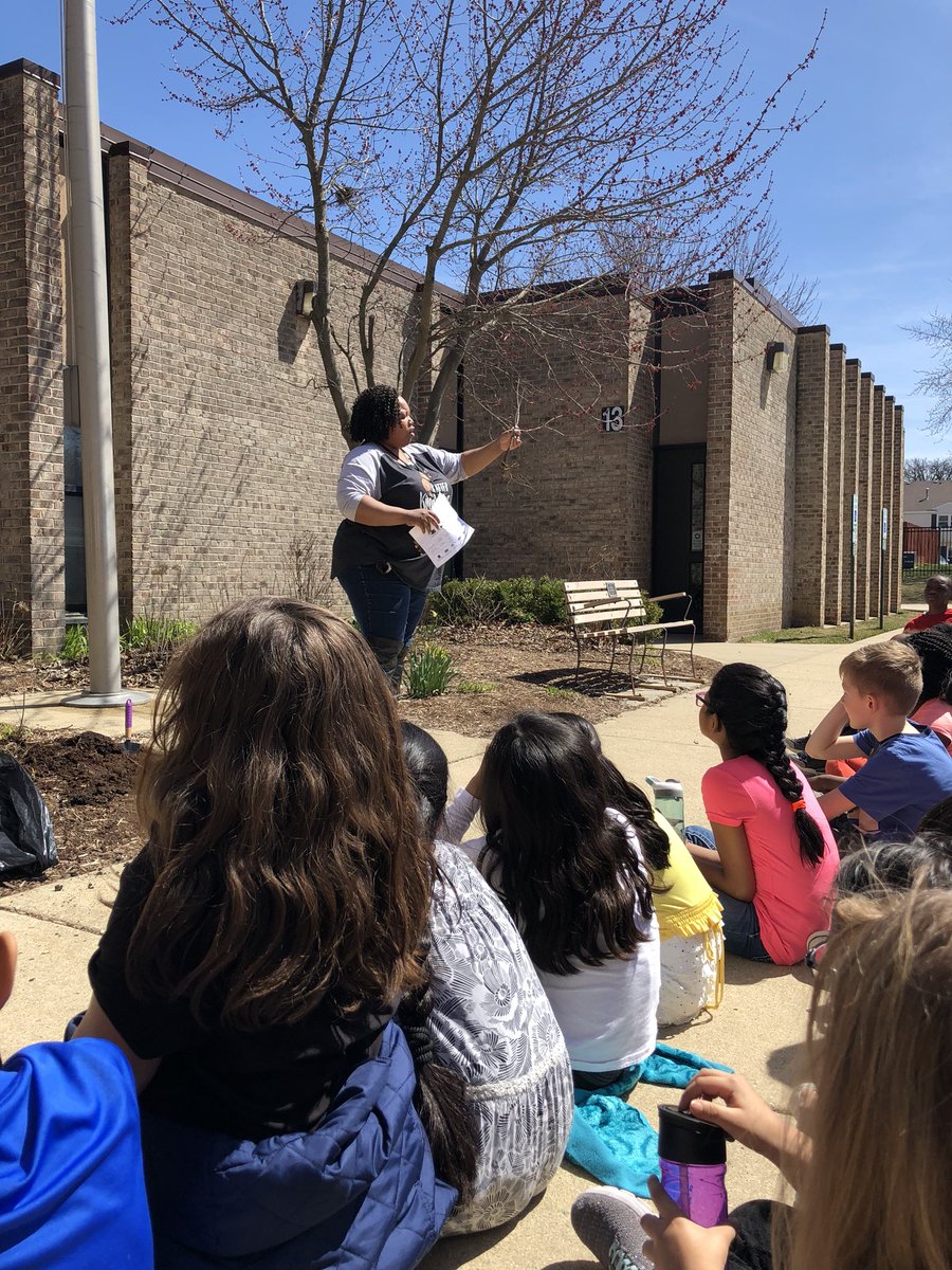carolyn_allar's tweet photo. Our 3rd graders learned about Earth Day and how they can help the environment. They each got their own tree to take home! #WeAreMuir #milliontreesproject https://t.co/cIYVFou4lJ