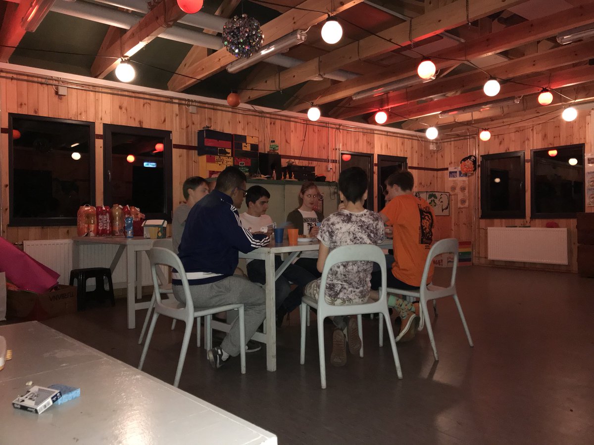 Lekker aan het Kaarten met een bittergarnituurtje 😋 <a href="/ScoutingHaagseH/">Scouting Haagse Hout</a>