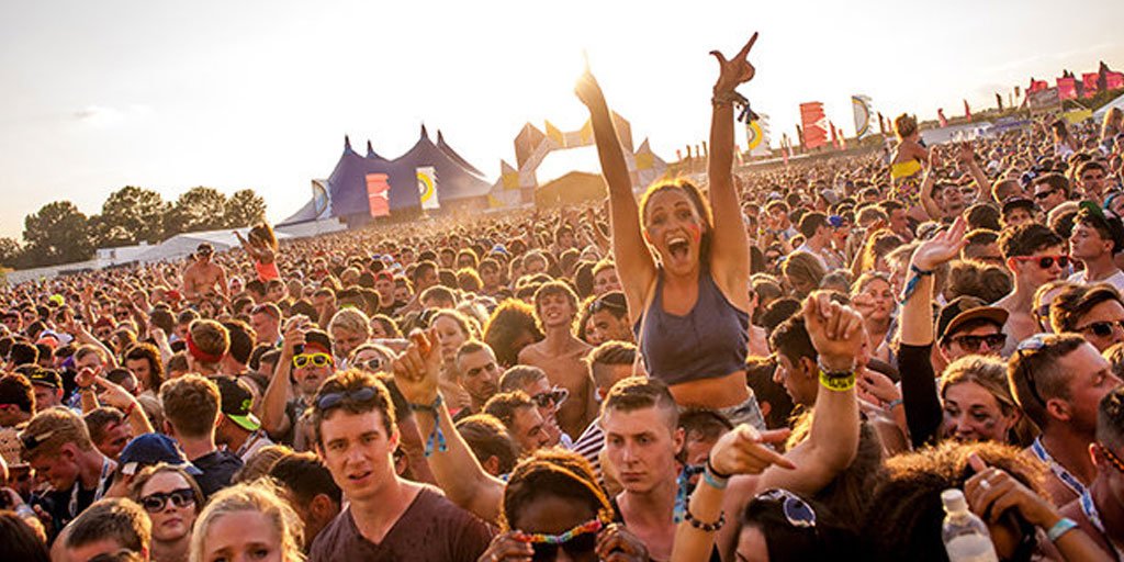 quiverzone's tweet photo. Can you tell which festival fan just discovered geo-targeted VIP backstage passes from their fav band just by following them on Quiver?! Take your fan engagement to the next level with @quiverzone !!! #fanengagement @sxsw @coachella @lollapalooza https://t.co/BDUxDiG4Je