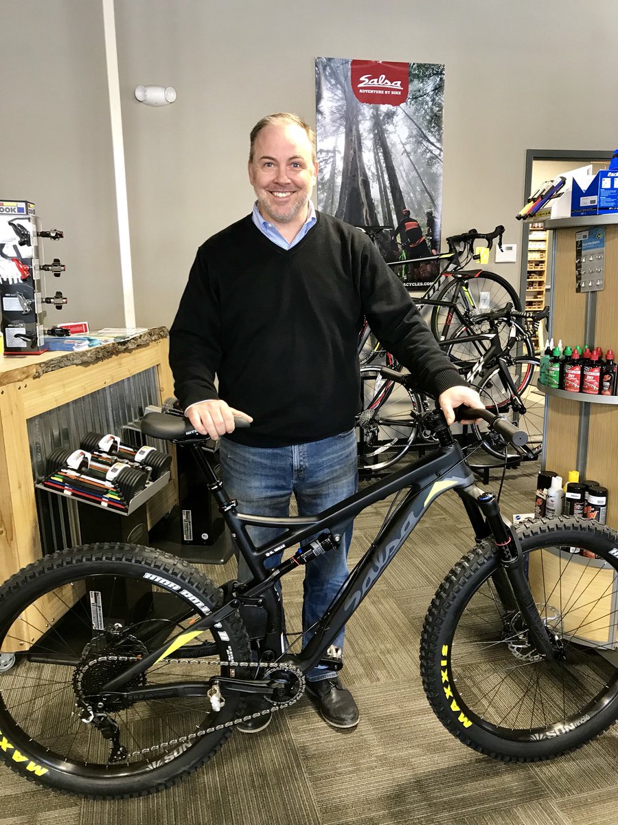 Rochfit's tweet photo. #newbikeday Today was a special day for us at the shop. We delivered a new @salsacycles #PonyRustler to my childhood friend Ron. Ron has been a friend of my since grade school and we have been riding bikes together since the 1980’s. Thank you Ron for supporting #localbikeshop!! https://t.co/H1k3rtzU2g