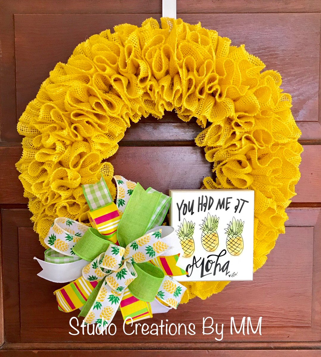 SCreationsByMM's tweet photo. Check out this sunny and tropical addition to my #Etsy shop! #PineappleWreath #Aloha #YouHadMeAtAloha #Tropical  https://t.co/knqjrPKggK https://t.co/ArsM7uF6Wb