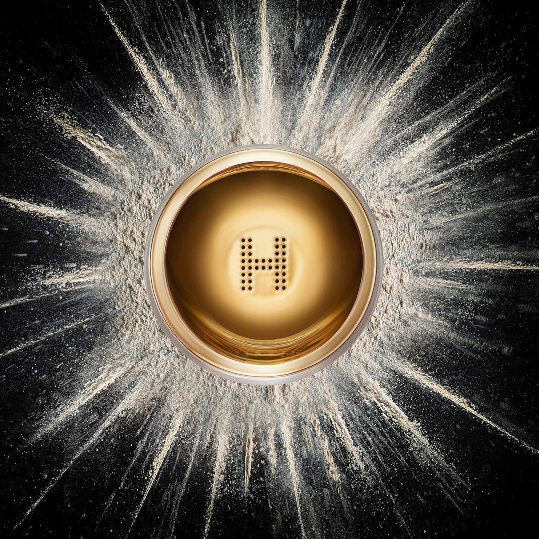 HourglassMakeup's tweet photo. Introducing our NEW Veil Translucent Setting Powder. #MagicOfVeil transformed into an ultra-refined loose powder designed to give all skin tones a naturally flawless and invisible finish. https://t.co/aWwn8pRNd2 #vegan #crueltyfree #hourglasscosmetics https://t.co/7loYK9U3Wh