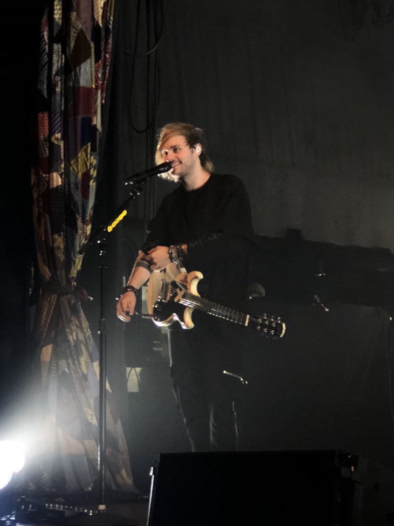 5SOSDATESLAT's tweet image. Los chicos en el escenario! // vía @mmmads_ 
#5SOS3Tour #5SOS3Dallas