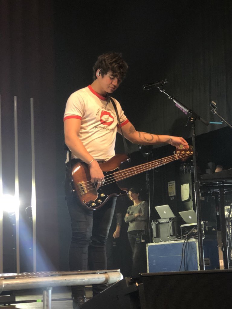 5SOSDATESLAT's tweet image. Los chicos en el escenario! // vía @mmmads_ 
#5SOS3Tour #5SOS3Dallas