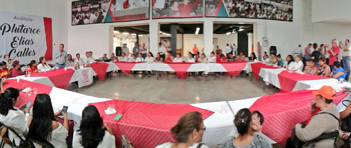 ChiapasPRI's tweet photo. El presidente del Comité Directivo Estatal del PRI en Chiapas, @JulianNazar_PRI y Leticia Barrera Maldonado, secretaria de Acción Femenil de la CNC en el país, escucharon y asumieron compromisos con mujeres cenecistas de la entidad https://t.co/AxOxkSxfxU