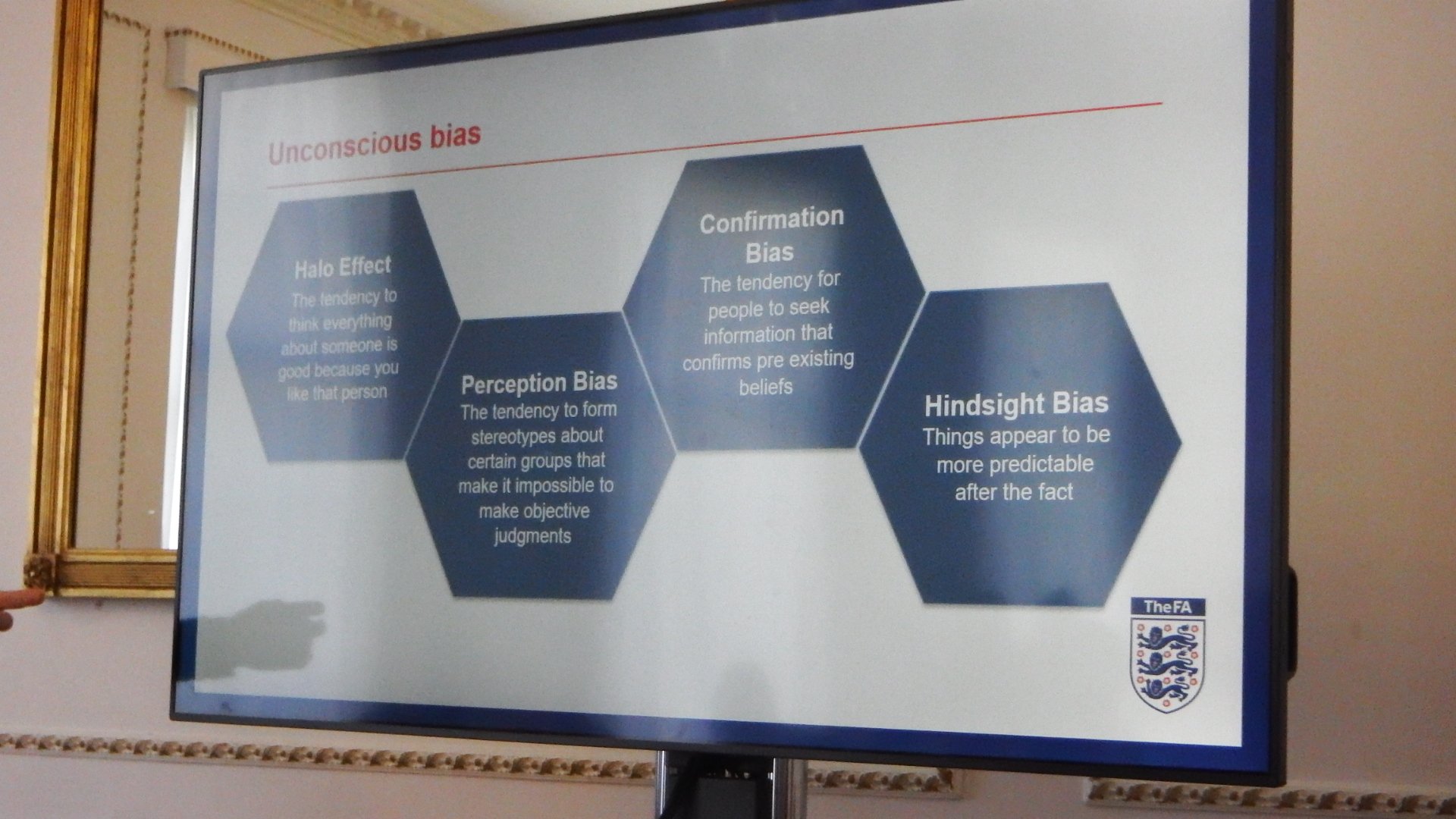 イングランド ドイツ サッカー留学 Auf Twitter スカウトする際に気をつけるバイアス Faスカウト研修 1 Halo Effect ハロー効果 2 Perception Bias 認知バイアス 3 Confirmation Bias 確証バイアス 4 Hindsight Bias 後知恵バイアス サッカー