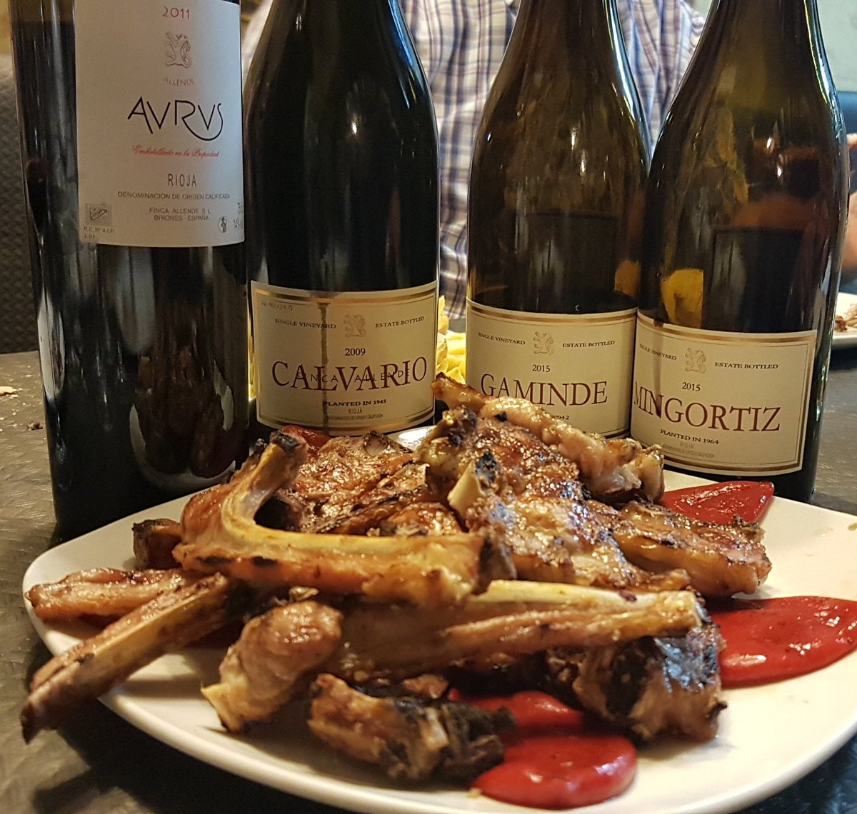 tiernoquepido's tweet photo. Chuletas de #lechal al #sarmiento .... Triste dilema ¿Con que vino las tomo? #mingortiz #gaminde #calvario #aurus de @fincaallende by @MADEGREGORIO tengo el #corazonpartio #vinosdeterroir #nomerezcomenos #nosgustalobueno  @EfectoDirecto https://t.co/AQSjRsPfFd