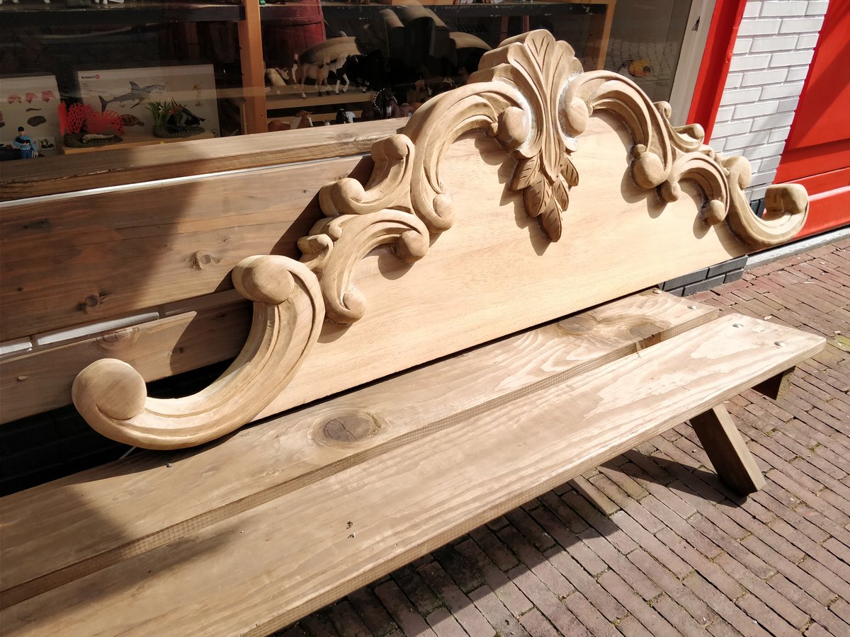 Topgevel ornement gesneden voor monumentaalpand.