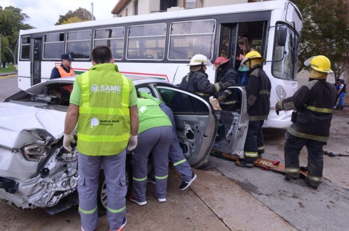 sameprovincia's tweet photo. Capacitamos personal en #Monte y realizamos simulacro de choque con 20 víctimas en #Olavarría 👏🚑🚑 https://t.co/tMgGTorVzp