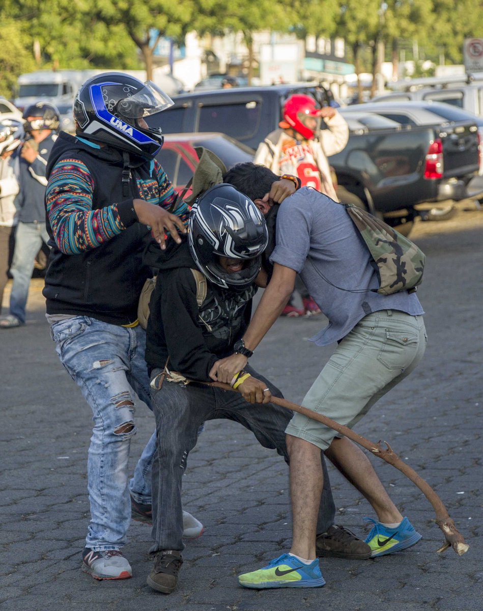 nmas's tweet photo. 📸 Estalla la violencia y represión en #Nicaragua por protestas contra la reforma del Seguro Social.

https://t.co/kimPWhcmLD (Fotos EFE y Reuters) https://t.co/4rBgz2ry9v